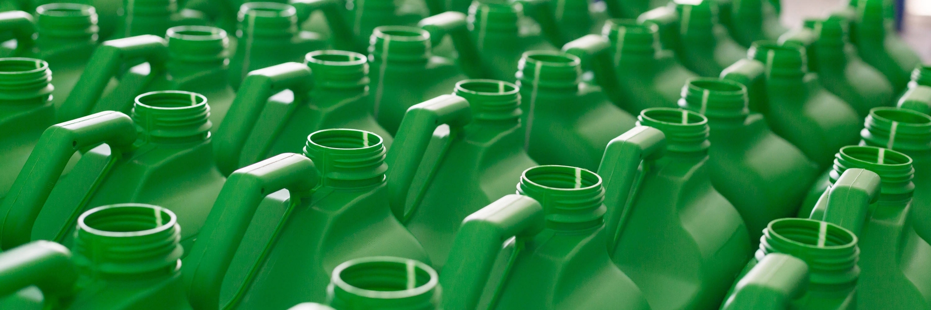 A indústria de plásticos inclui a produção de resinas plásticas, a fabricação de produtos 
plásticos acabados (como embalagens, utensílios domésticos, componentes 
automotivos), reciclagem de plásticos e a produção de bioplásticos.